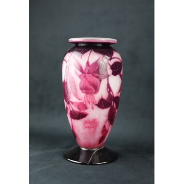 Grand vase Andre Delatte en verre multicouche gravé à l’acide à décor de fleurs de fuchsias Art Nouveau 1920, Nancy